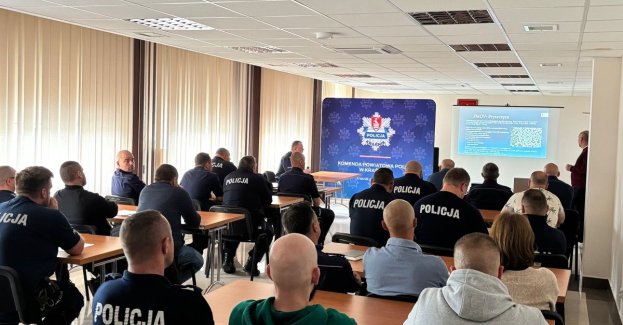 W kraśnickiej jednostce Policji odbyło się szkolenie poświęcone tematyce wirusowej choroby zwierząt – pryszczycy. Wydarzenie zostało zainicjowane  przez Komendanta Powiatowego Policji w Kraśniku  we współpracy z Powiatowym Inspektoratem Weterynarii w Kraśniku i skierowane było do wszystkich funkcjonariuszy.